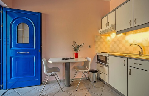 Agios Dimitrios Apartment | 🏖 5mins → Beach + Shops | BBQ | Wood Oven | Patio-6