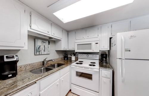 Gulf Shores Condo | 5th-Floor Beach View Condo w/Balcony, Shared Pool, Outdoor Shower, A/C, WiFi