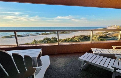 Sand Key Condo | 5th-floor condo with unobstructed views, heated pool, hot tub, gym & sauna