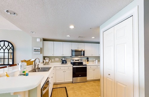 Long Beach Condo | 5th-floor Gulf-Front condo with pools, hot tub, AC, balcony views, WiFi, & W/D