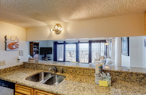 Ono Island Condo | 5th floor gulf-front condo with WiFi, central ac, balcony, pool, & beach access