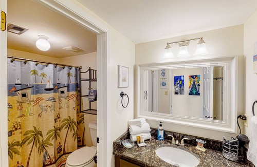 Ono Island Condo | 5th floor gulf-front condo with WiFi, central ac, balcony, pool, & beach access