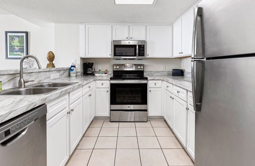 Crescent Beach Condo | 5th floor ocean view condo w/ free WiFi, balcony, shared pool, central AC