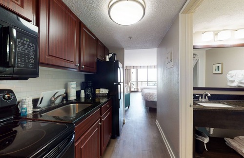 Myrtle Beach Apartment | 5th-floor ocean-view studio with gym, AC, pool & hot tub - snowbird-friendly