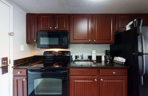Myrtle Beach Apartment | 5th-floor ocean-view studio with gym, AC, pool & hot tub - snowbird-friendly