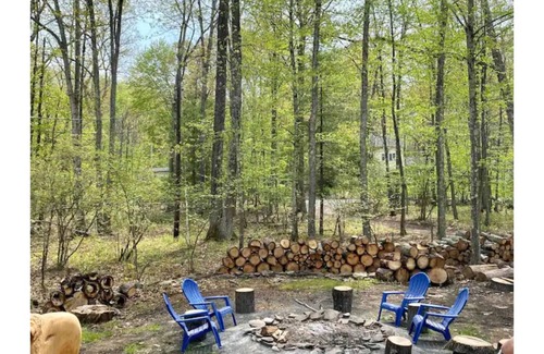 Beach Lake House | 6.45 ACRE Private Close to Big Bear Mountain, Waterfall, Fire-pit, Loft & more.