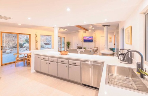 Joshua Tree House | 6.5 Acre Private Oasis w/Hot Tub bordering park
