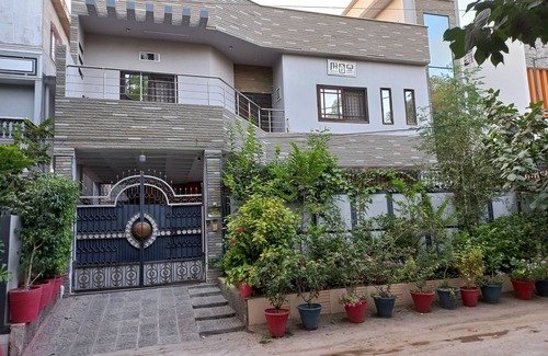 Karachi Villa | 6 - 8 Guests 3 Bedrooms 3 Beds 4 Baths.