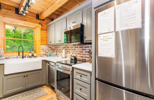 Tate Cabin | 6 Acre Private Retreat Hot Tub, Firepit, Dog Friendly & Games 6 miles to Wine!