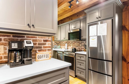 Tate Cabin | 6 Acre Private Retreat Hot Tub, Firepit, Dog Friendly & Games 6 miles to Wine!