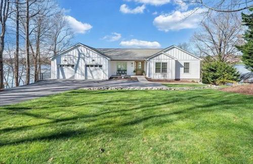 Moneta Villa | 6 BD Smith Mountain Lakefront Escape sunset