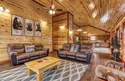 Gatlinburg - Pigeon Forge Cabin | 6 BDRM Retreat w Pool! Hot Tub/Game Room/Arcade