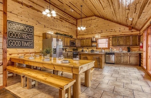 Gatlinburg - Pigeon Forge Cabin | 6 BDRM Retreat w Pool! Hot Tub/Game Room/Arcade