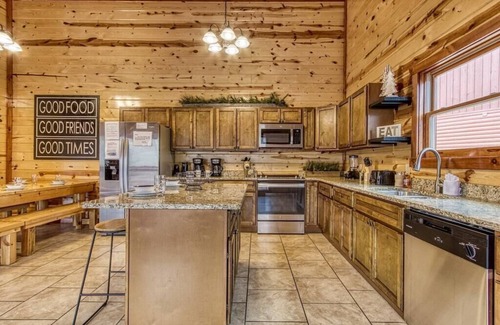 Gatlinburg - Pigeon Forge Cabin | 6 BDRM Retreat w Pool! Hot Tub/Game Room/Arcade