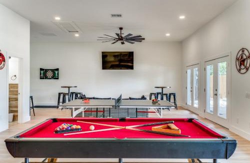 Johnson City House | 6 BDRM Wine Country Compound on 2 Acres! Pool/HotTub & Club House
