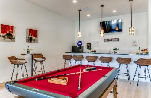 Johnson City House | 6 BDRM Wine Country Compound on 2 Acres! Pool/HotTub & Club House