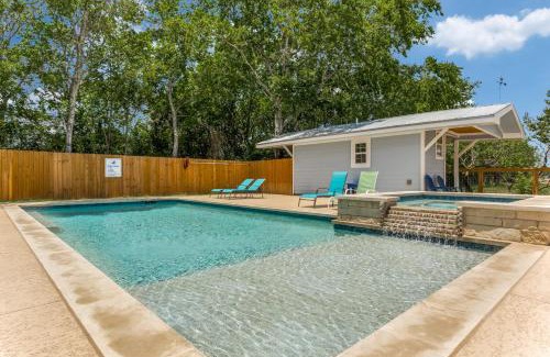 Johnson City House | 6 BDRM Wine Country Compound on 2 Acres! Pool/HotTub & Club House