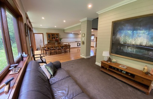 Bowral House | 6 Bed, 4 Bath, 3 Level Renovated Barn, 1400m to Bowral Centre, 320m2, Peaceful