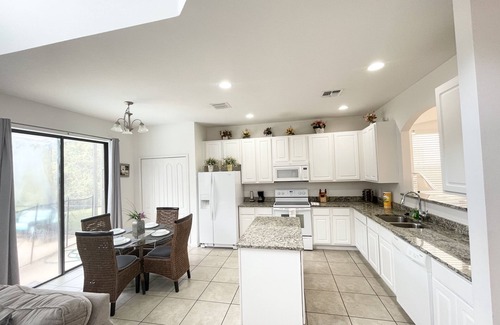 Kissimmee House | 6 bed , 5 .5 baths - 4 on-suites ! -WIFI
