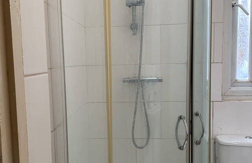 Tottenham Hale Apartment | 6 Bed Flat Next to Tottenham Hale Shopping Centre