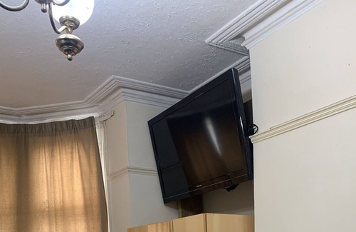 Tottenham Hale Apartment | 6 Bed Flat Next to Tottenham Hale Shopping Centre