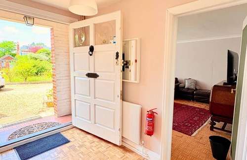 Hillingdon House | 6 Bed House on Prime Private Road in Ickenham
