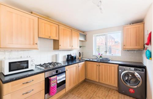 Wolverhampton Villa | 6 bed house with free secure parking & 3 bathrooms
