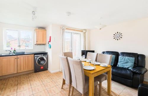 Wolverhampton Villa | 6 bed house with free secure parking & 3 bathrooms