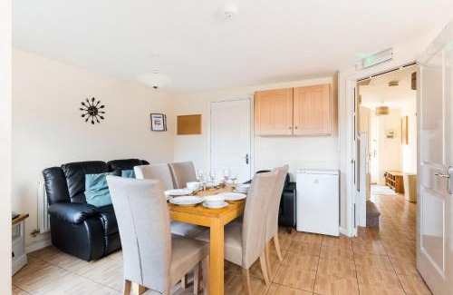 Wolverhampton Villa | 6 bed house with free secure parking & 3 bathrooms