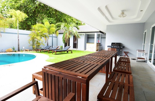 Jomtien Apartment | 6 bed Villa private pool 300m from beach