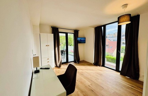Antony Villa | 6-Bed Villa: WiFi, AC, Cathedral Lounge, Terrace, Garden, Parking & Near Pool/Pk