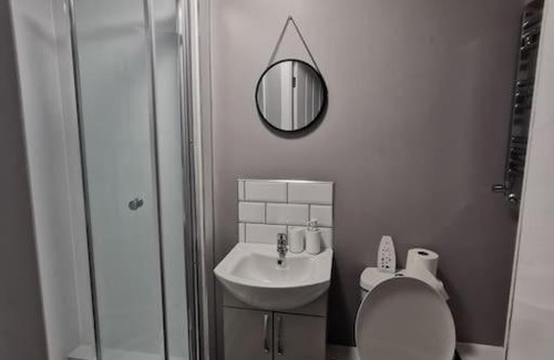 Wednesbury Apartment | 6 bedroom 6 Ensuite 1 min to M6 Jct 9 15 min to Bham