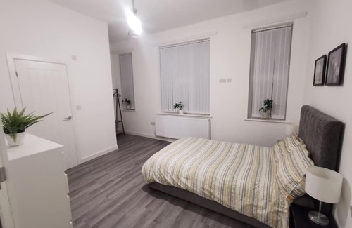 Wednesbury Apartment | 6 bedroom 6 Ensuite 1 min to M6 Jct 9 15 min to Bham