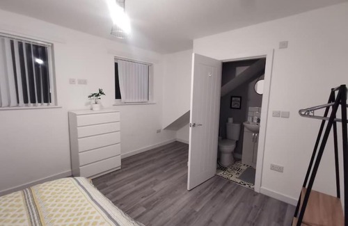 Wednesbury Apartment | 6 bedroom 6 Ensuite 1 min to M6 Jct 9 15 min to Bham