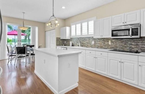 Pembroke Pines Apartment | 6 Bedroom 687853 by Houzlet