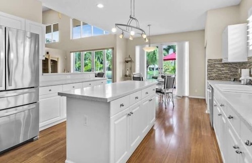 Pembroke Pines Apartment | 6 Bedroom 687853 by Houzlet