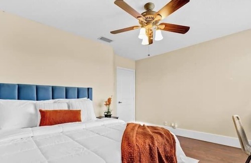 Pembroke Pines Apartment | 6 Bedroom 687853 by Houzlet
