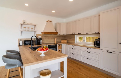 Sumartin House | 6 bedroom awesome home in Sumartin