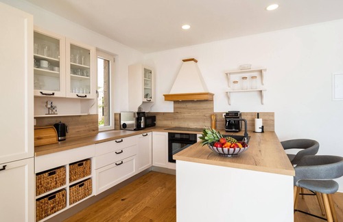 Sumartin House | 6 bedroom awesome home in Sumartin