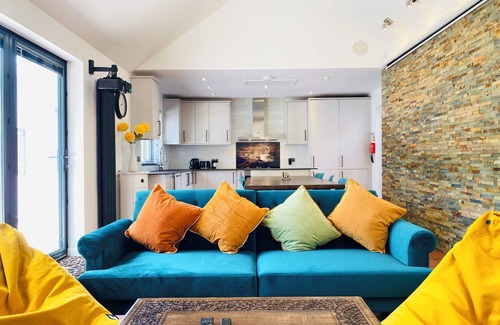 Ascot House | 6 Bedroom Bungalow Prime Location Near Ascot Racecourse Ample Parking 75" TV