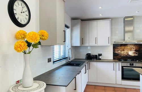Ascot House | 6 Bedroom Bungalow Prime Location Near Ascot Racecourse Ample Parking 75" TV