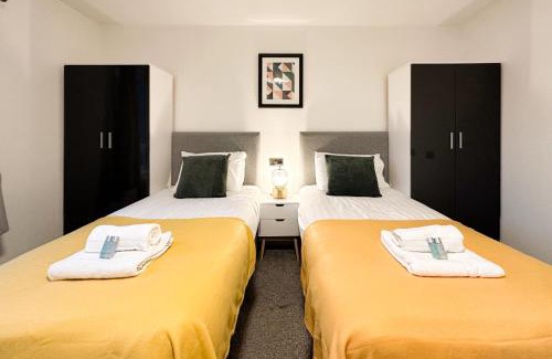 Peterborough House | 6-Bedroom Contractor House with 9 Beds - Managed by Your Lettings Short Lets & Serviced Accommodation Peterborough including Free Parking and WiFi and Netflix