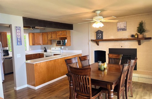 Manistee House | 6 bedroom Cottage in Manistee on Lake Michigan. Stairs to private beach