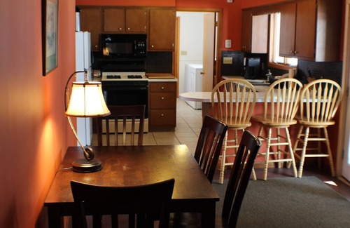 Kingsville House | 6 Bedroom Cottage Retreat with Conneaut Creek access