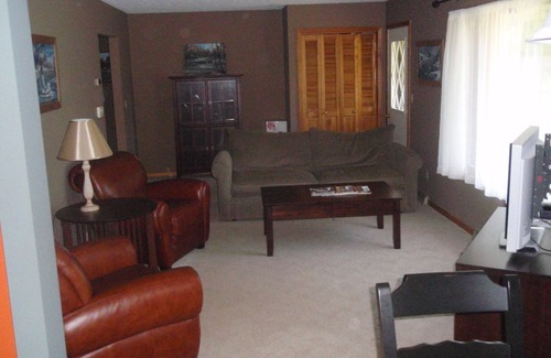 Kingsville House | 6 Bedroom Cottage Retreat with Conneaut Creek access