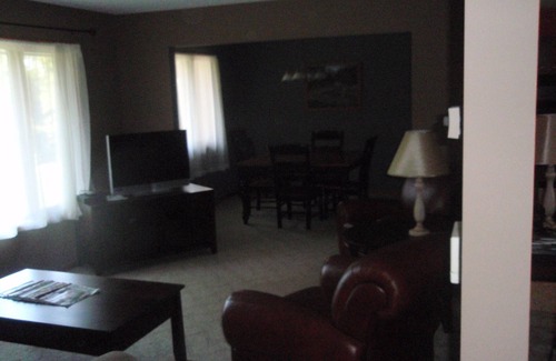 Kingsville House | 6 Bedroom Cottage Retreat with Conneaut Creek access