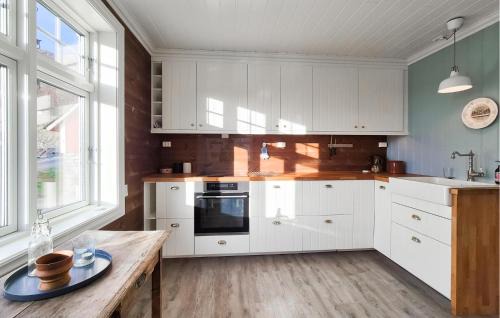 Vindafjord House | 6 Bedroom Cozy Home In Ølensvåg
