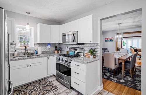 Cleveland Apartment | 6 Bedroom Entire Duplex for Large Groups!