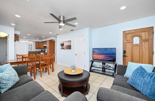 West Newport House | 6 Bedroom home located 2 houses in from the Beach