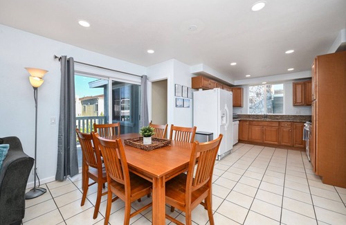 West Newport House | 6 Bedroom home located 2 houses in from the Beach
